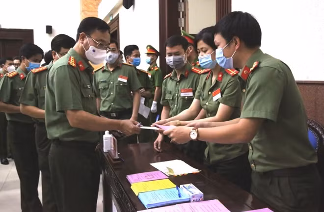 Ban tổ chức phát phiếu bầu cho cử tri.