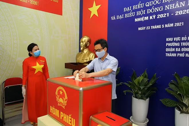 Phó Thủ tướng Vũ Đức Đam bỏ phiếu tại khu vực bỏ phiếu số 3, phường Trúc Bạch, quận Ba Đình, TP Hà Nội. Ảnh: VGP/Đình Nam.