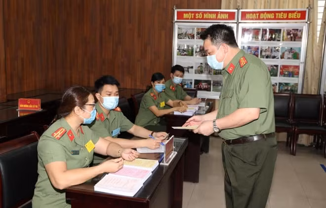 Lãnh đạo, cán bộ, chiến sỹ thực hiện nghiêm các quy trình phòng, chống dịch khi tham gia bầu cử.