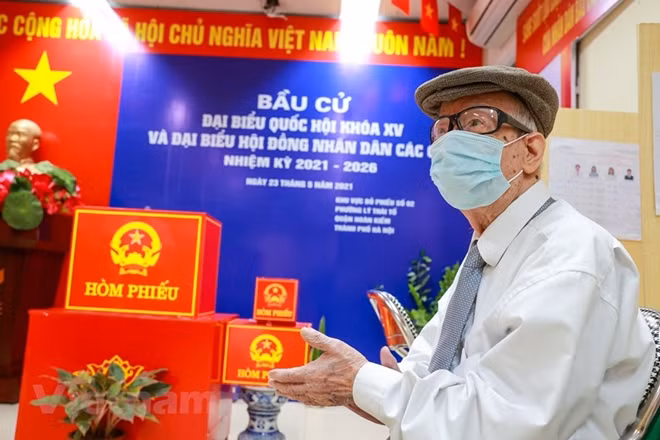Dù đã ở độ tuổi xưa nay hiếm nhưng ông Phạm Văn Ca chưa một lần bỏ lỡ ngày hội bầu cử toàn quốc từ năm 1946 đến nay. (Ảnh: Minh Sơn/Vietnam+)