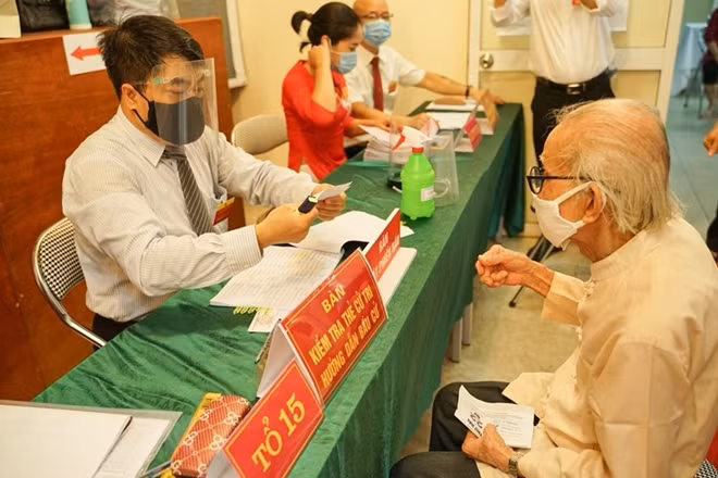 Cụ Lê Hữu Vị, 91 tuổi bỏ phiếu tại khu vực bỏ phiếu số 8, phường Việt Hưng, quận Long Biên, Hà Nội. (Ảnh: Khánh Hòa/TTXVN)