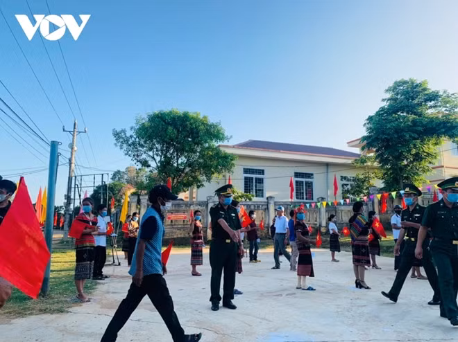 Ông Hồ Văn Chua chia sẻ thêm, được nhập tịch, có thẻ bảo hiểm, con em được đi học, có được giấy khai sinh và hôm nay được đi bầu cư ông rất phấn khởi, tự hào: "Tất cả người từ 18 tuổi trở lên có quyền đi bầu cử, ai ai cũng phải nghỉ tranh thủ đi bầu cử. Mình bầu, mình chọn cán bộ, tin tưởng cán bộ biết thương dân để giúp dân. Nhân dân tin tưởng cán bộ làm được điều cho dân ngạc nhiên, cho dân tự hào, phấn khởi thêm", ông Chua nói.