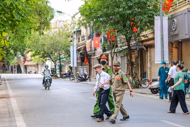 'Tôi tin tưởng rằng các bạn thanh niên bây giờ có sức bật lớn, có tình yêu và tâm huyết lớn với đất nước. Hãy tham gia xây dựng Tổ quốc, đưa đất nước tiến lên mạnh giàu, đúng với nghị quyết Đại hội XIII của Đảng,' ông nói. (Ảnh: Minh Sơn/Vietnam+)