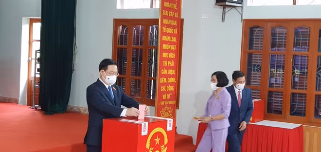 Chủ tịch Quốc hội tham gia bỏ phiếu.