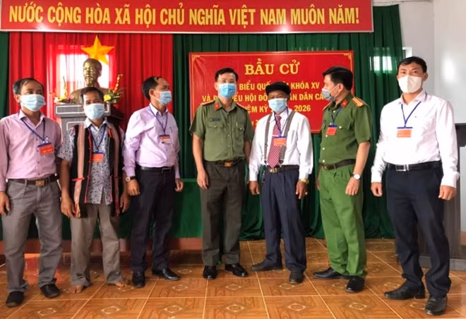 Đại tá Hồ Văn Mười, Giám đốc Công an tỉnh kiểm tra công tác bầu cử tại một số điểm bầu cử trên địa bàn thành phố Gia Nghĩa.