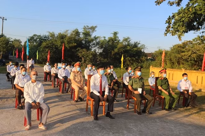 Nhiều cử tri Công an tham gia bầu cử tại đơn vị địa bàn xã Hải Trường, huyện Hải Lăng, Quảng Trị.