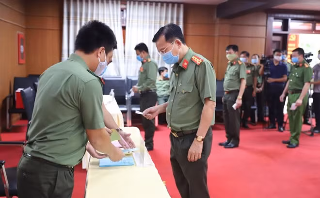 Đại tá Hồ Văn Mười - Giám đốc Công an tỉnh Đắk Nông bỏ lá phiếu đầu tiên.