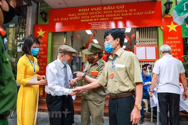 Ông rất tâm huyết và đặt niềm tin vào thế hệ trẻ, họ sẽ là những người chủ tương lai của đất nước, sẽ có trách nhiệm bầu ra những người có đức có tài, đưa đất nước tiến lên. (Ảnh: Minh Sơn/Vietnam+)
