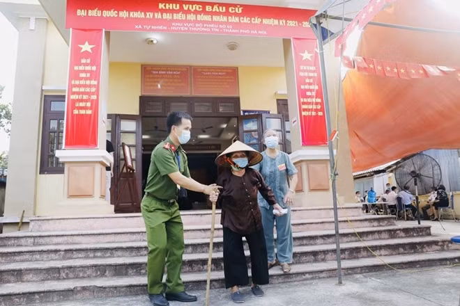 Giúp đỡ cử tri cao tuổi.