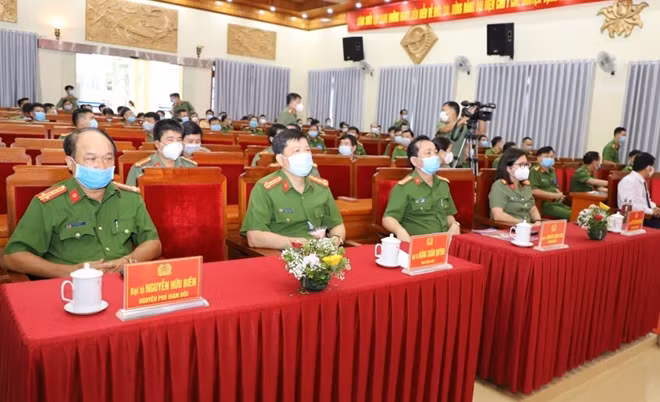 Các đại biểu dự lễ khai mạc bầu cử.