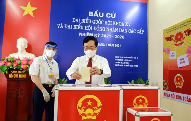 Phó Thủ tướng Phạm Bình Minh bỏ phiếu bầu Đại biểu Quốc hội khóa XV và Đại biểu HĐND quận Ba Đình khóa XX tại Tổ dân phố số 8, phường Liễu Giai, quận Ba Đình. Ảnh: VGP/Hải Minh.