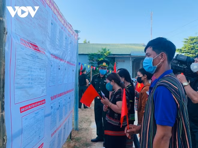 Người dân chăm chú theo dõi danh sách đại biểu ứng cử.