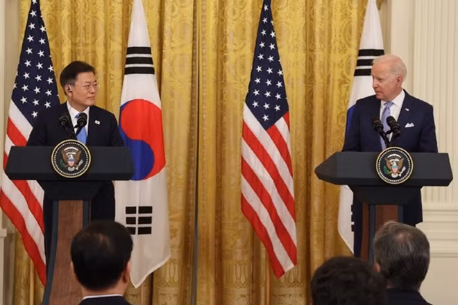 Tổng thống Joe Biden (phải) và người đồng cấp Moon Jae-in. Ảnh: Yonhap