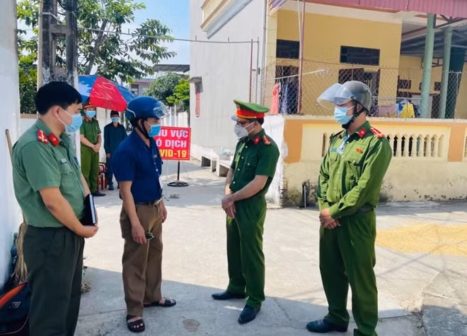 Công an huyện Thiệu Hóa căng mình dưới nắng nóng lập chốt phong tỏa tại khu vực ra vào thôn 7 xã Thiệu Phúc, huyện Thiệu Hóa là nơi nhà của bệnh nhân 5046.