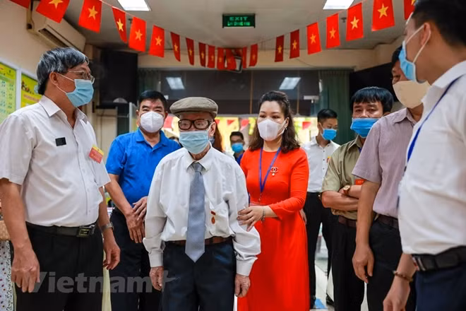 Ông Ca cũng là một trong những cử tri đầu tiên bỏ phiếu ở Hà Nội. (Ảnh: Minh Sơn/Vietnam+)