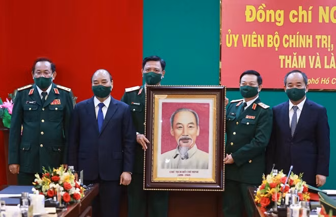 Chủ tịch nước Nguyễn Xuân Phúc tặng chân dung Chủ tịch Hồ Chí Minh cho Bộ Tư lệnh Quân khu 7. Ảnh: TTXVN