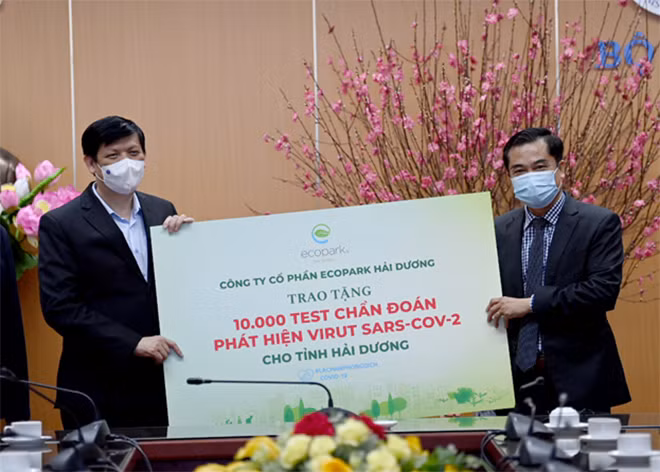Ông Nguyễn Công Hồng - Tổng giám đốc Công ty cổ phần Ecopark Hải Dương trao tặng 10,000 test chẩn đoán COVID-19. Ông Nguyễn Công Hồng - Tổng giám đốc Công ty cổ phần Ecopark Hải Dương trao tặng 10,000 test chẩn đoán COVID-19.