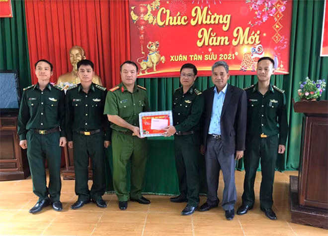 Thiếu tá Nguyễn Hữu Đức –Phó Giám đốc Công an tỉnh Đắk Nông tặng quà cho CBCS Đồn Biên phòng Nậm Na.