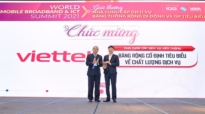 Ông Nguyễn Thành Nhương, Phó Tổng Giám đốc Viettel Telecom lên nhận 2 giải thưởng lĩnh vực viễn thông.