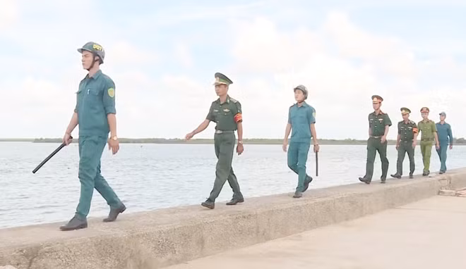 Lực lượng Công an phối hợp tuần tra bảo đảm ANTT trên tuyến biển Bạc Liêu.