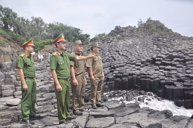 Công an tuần tra, bảo vệ di tích quốc gia đặc biệt Gành Đá Đĩa.