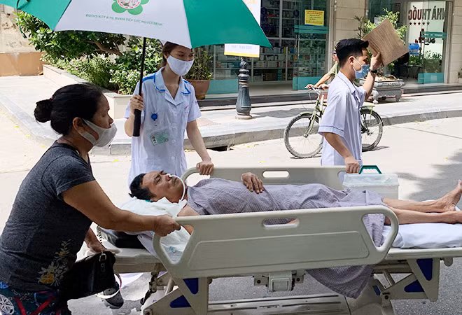 Từ năm 2020 đến nay, có 221 bác sĩ, cán bộ, nhân viên Bệnh viện Bạch Mai xin nghỉ hoặc chuyển công tác.