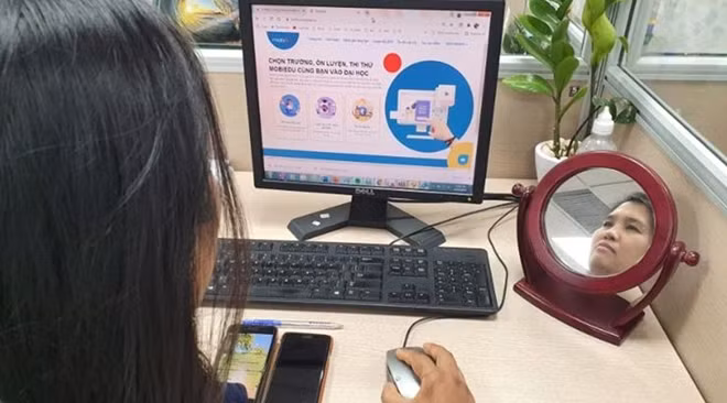 Chị Hạnh sử dụng trang Cổng thi thử mobiEdu (nguồn: Nhân vật cung cấp).