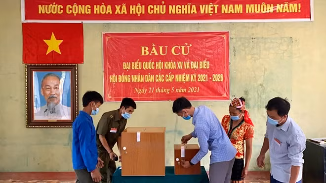 Các cử tri tại các điểm bỏ phiếu sớm ở Nghệ An cũng được khuyến cáo chia ra đi theo khung giờ, tránh tình trạng tập trung quá đông vào một thời điểm tại nơi bỏ phiếu.