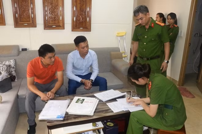 Công an TP Vinh khám xét, bắt giữ đối tượng trong đường dây dựng màn kịch tuyển dụng, chiếm đoạt khoảng 20 tỉ đồng.