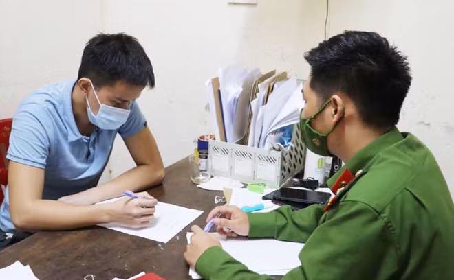 Công an phường Trung Đô, TP Vinh làm việc với Nguyễn Anh Quý.