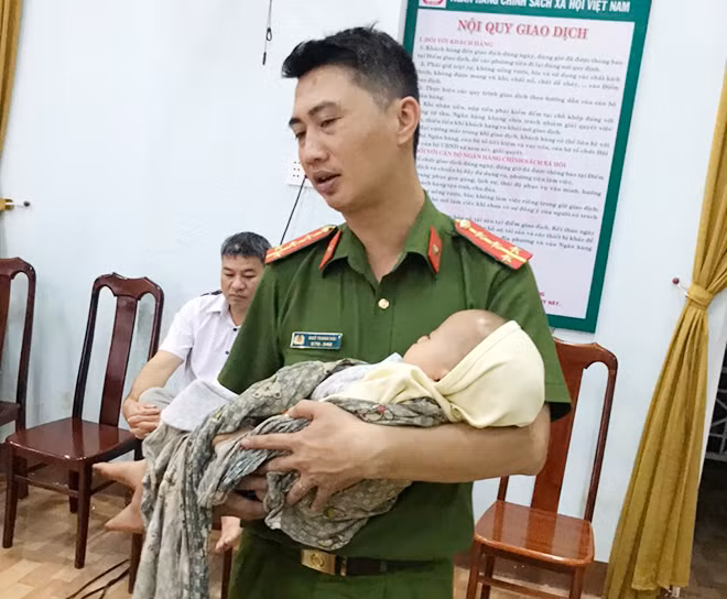 CBCS Công an huyện Cư Jút hỗ trợ một phụ nữ nuôi con nhỏ đến làm CCCD. CBCS Công an huyện Cư Jút hỗ trợ một phụ nữ nuôi con nhỏ đến làm CCCD.