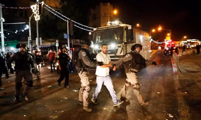 Cảnh sát Israel bắt giữ một người Palestine tại khu phố cổ Jerusalem.