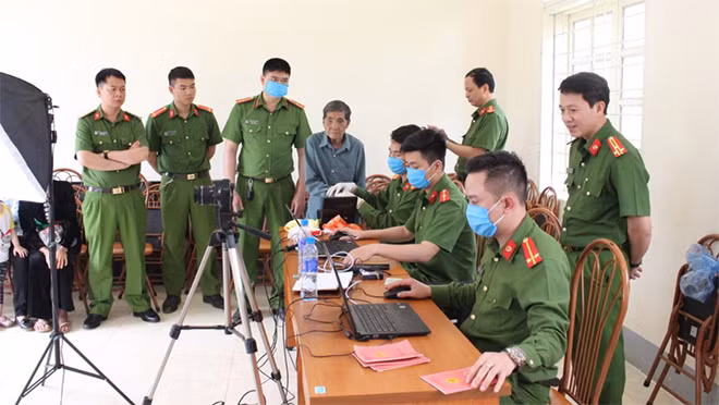 Thượng tá Bùi Tuấn Anh, Phó Giám đốc Công an tỉnh Sơn La kiểm tra tiến độ cấp căn cước công dân tại Công an huyện Quỳnh Nhai.