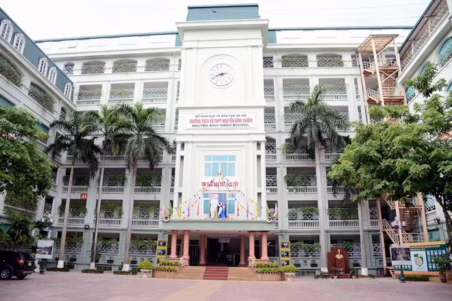 Ngôi trường nơi nữ sinh bị mẹ bắt quỳ vì không đủ điểm đầu vào.