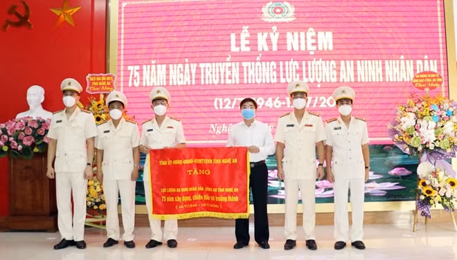 Thay mặt Tỉnh ủy, UBND, HĐND, UBMTTQ tỉnh Nghệ An, đồng chí Nguyễn Văn Thông, Phó Bí thư thường trực Tỉnh uỷ trao bức trướng "Lực lượng An ninh nhân dân Công an Nghệ An 75 năm xây dựng, chiến đấu và trưởng thành" cho Công an Nghệ An.