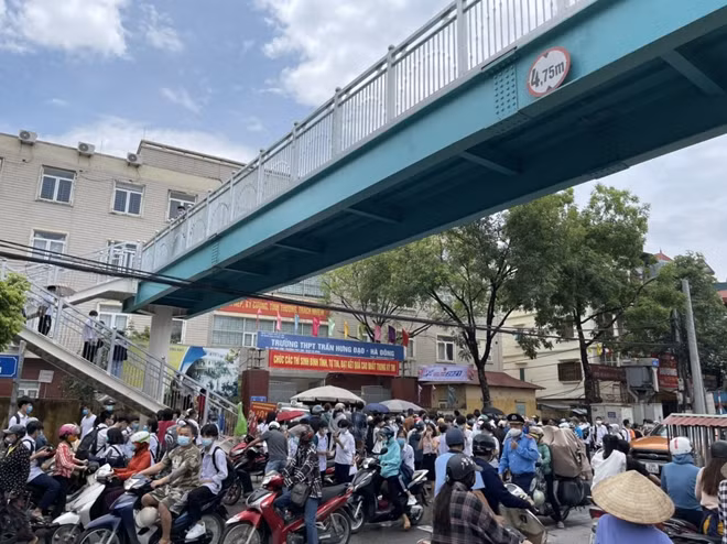 Phụ huynh đứng chờ con trong kỳ thi vào lớp 10.