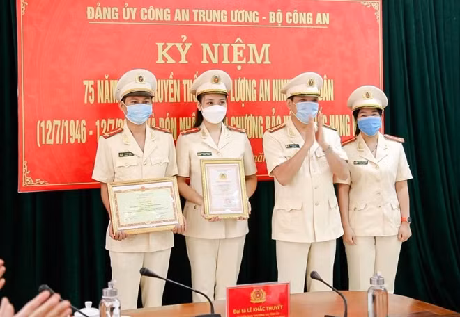 Công an tỉnh Hà Tĩnh trao Bằng khen của Bộ Công an tặng 2 tập thể xuất sắc giành được giải cao trong cuộc thi viết tìm hiểu 75 năm Ngày truyền thống lực lượng An ninh nhân dân.