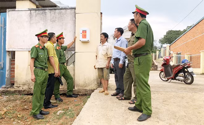 Lực lượng Công an hướng dẫn người dân xã Quảng Khê, huyện Đắk Glong tham gia tổ giác tội phạm qua hộp thư. Lực lượng Công an hướng dẫn người dân xã Quảng Khê, huyện Đắk Glong tham gia tổ giác tội phạm qua hộp thư.