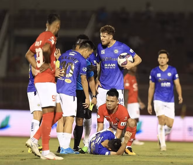 Cận cảnh pha chấn thương của Đỗ Hùng Dũng. Ảnh: Hoài Thu