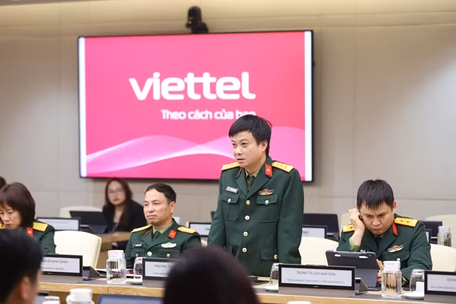 Thượng tá Nguyễn Mạnh Hổ, Tổng giám đốc Viettel Solutions phát biểu tại lễ ký kết.