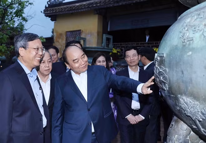 Thủ tướng Nguyễn Xuân Phúc thăm Quần thể Di tích Cố đô Huế. Ảnh: TTXVN.