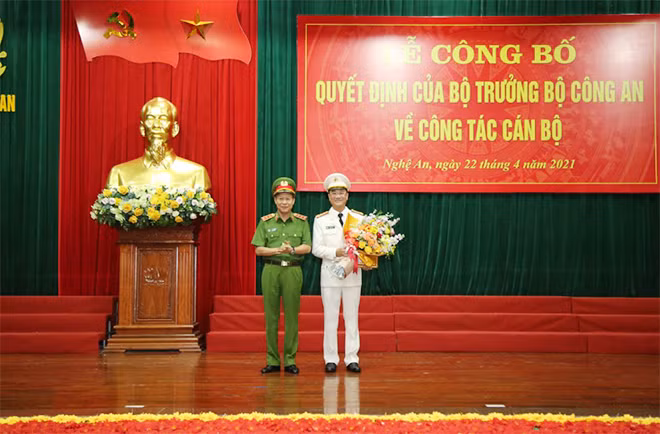 Thứ trưởng Lê Quý Vương tặng hoa chúc mừng Đại tá Phạm Thế Tùng, Giám đốc Công an tỉnh Nghệ An. Thứ trưởng Lê Quý Vương tặng hoa chúc mừng Đại tá Phạm Thế Tùng, Giám đốc Công an tỉnh Nghệ An.