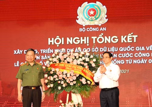 Thủ tướng Phạm Minh Chính tặng lẵng hoa chúc mừng Hội nghị. Thủ tướng Phạm Minh Chính tặng lẵng hoa chúc mừng Hội nghị.