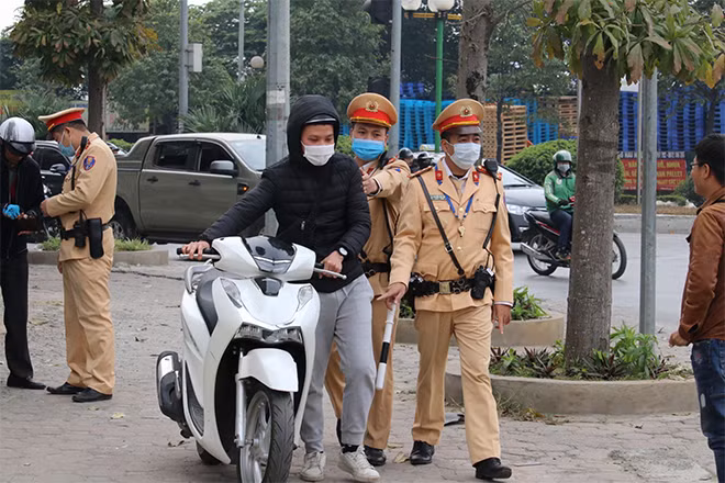 Lực lượng CSGT đường bộ đã kiểm tra, phát hiện xử lý 1.879 trường hợp vi phạm. Lực lượng CSGT đường bộ đã kiểm tra, phát hiện xử lý 1.879 trường hợp vi phạm.