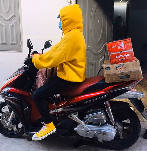 Buôn bán mặt hàng đắt đỏ nhưng Hạnh lại như một shipper chuyên nghiệp.