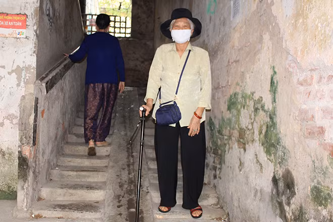 Bà Nhị ao ước một lần được đặt chân vào thang máy.