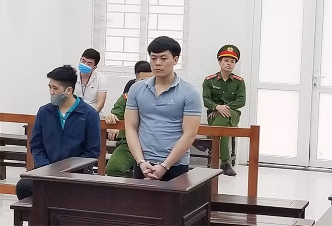 Bị cáo Phong (đứng) tại phiên xử.