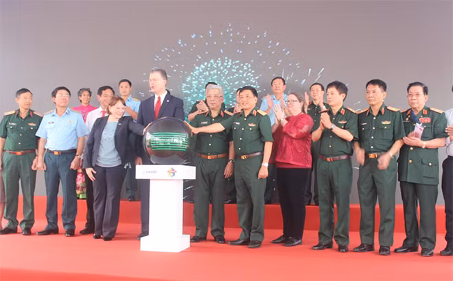 Các đại biểu tham dự lễ bàn giao mặt bằng xử lý chất độc dioxin tại sân bay Biên Hòa và khởi động dự án hỗ trợ người khuyết tật của 8 tỉnh ưu tiên tại Việt Nam.