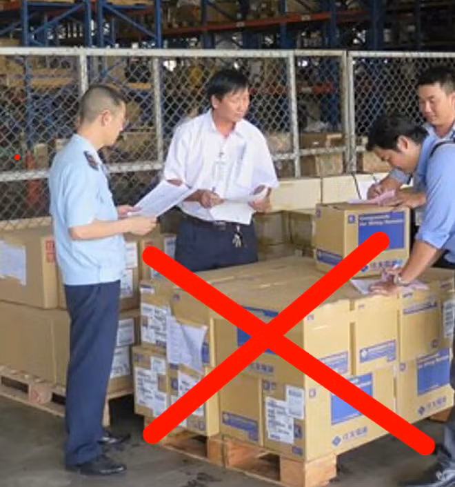 Đối tượng gửi hình ảnh cán bộ Hải quan kiểm tra hàng hóa để lừa đảo. Đối tượng gửi hình ảnh cán bộ Hải quan kiểm tra hàng hóa để lừa đảo.