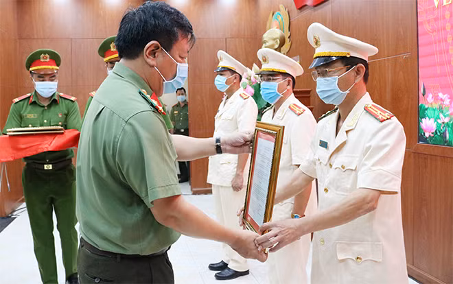 Đại tá Đỗ Triệu Phong, Giám đốc Công an tỉnh trao Quyết định cho các đồng chí được điều động, bổ nhiệm. Đại tá Đỗ Triệu Phong, Giám đốc Công an tỉnh trao Quyết định cho các đồng chí được điều động, bổ nhiệm.